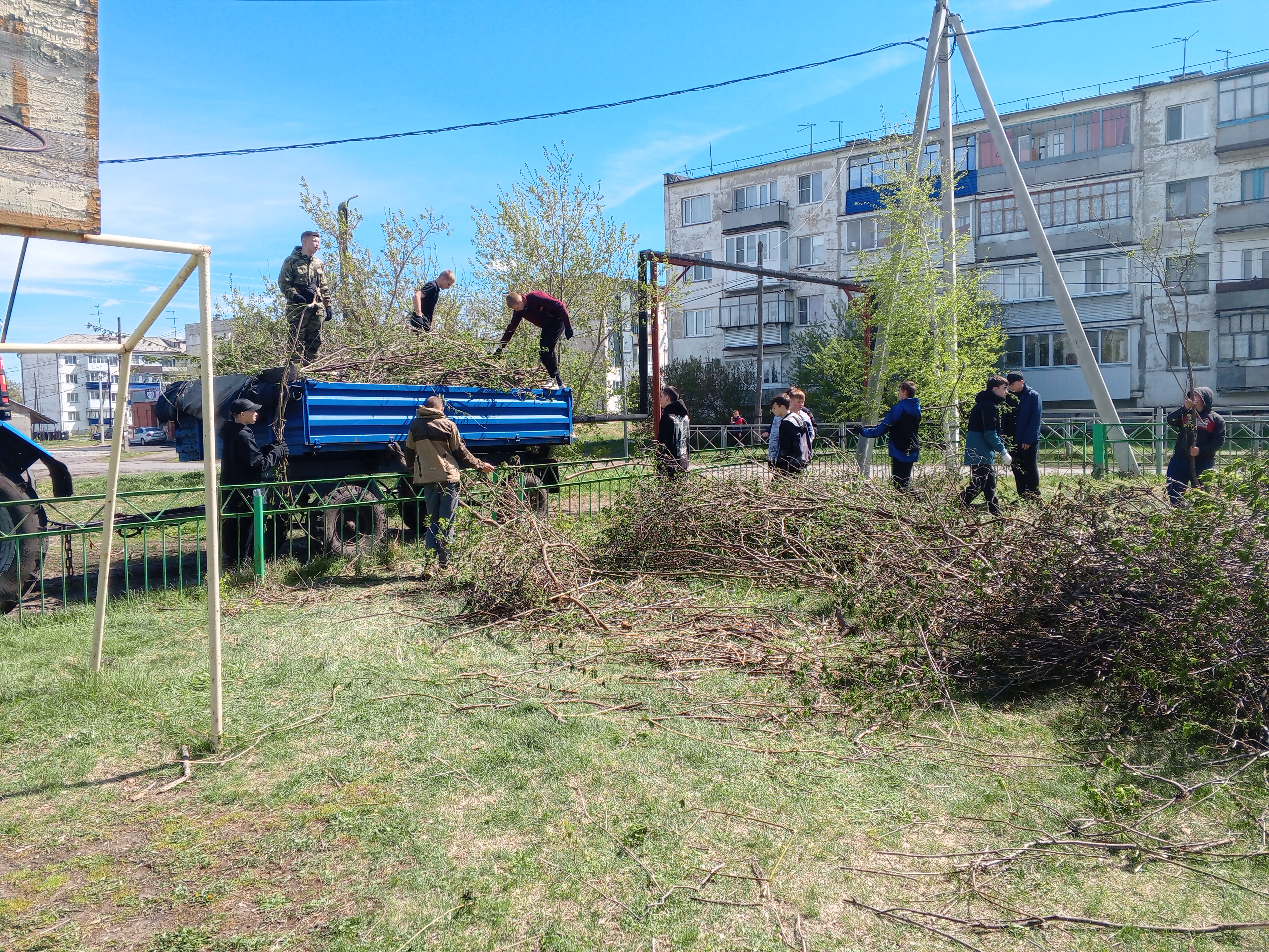 «Вместе за чистый школьный двор!».